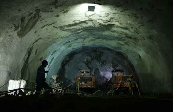 Trabalhadores realizam perfuração no túnel Transolímpica, que ligará o Recreio e os bairros de Deodoro, na zona oeste, os dois principais locais dos Jogos Olímpicos de 2016