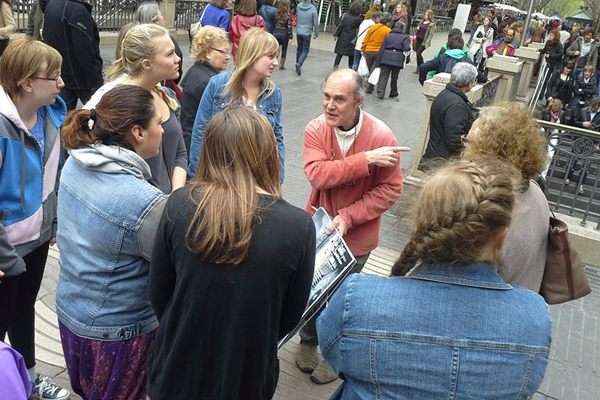 Moradores de rua recebem treinamento antes de se tornarem guias turísticos