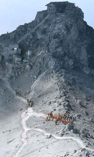 O vulcão do monte Ontake, que fica entre os municípios de Nagano e Gifu, no centro do Japão, entrou em erupção no sábado passado, de forma inesperada, o que deixou centenas de pessoas presas na montanha