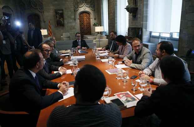 O presidente regional da Catalunha, Artur Mas (C), participa de reunião com os partidos pró-independência