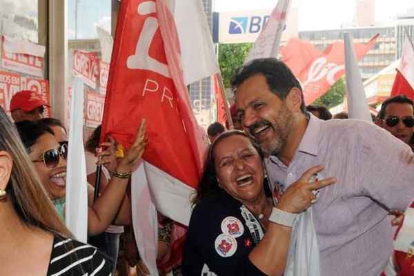 O petista recebeu abraços e tirou fotos com apoiadores durante a caminhada