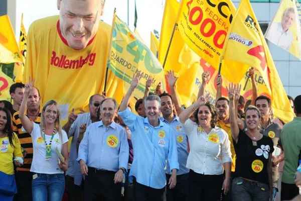 Com candidatos da legenda, Rollemberg caminhou do Setor Comercial Sul em direção à Rodoviária do Plano Piloto