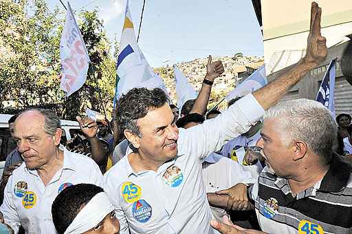 Aécio dedicou a sexta-feira para pedir o apoio do eleitorado mineiro: carreatas e caminhadas