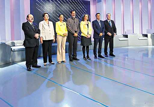 Candidatos reunidos antes do último debate na tevê antes das eleições de amanhã: picos de audiência