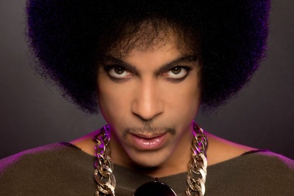 Prince retorna aos elementos que o tornaram um ícone do pop