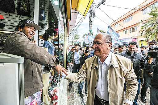 Na véspera da eleição, Alckmin fez caminhada na Zona Leste da cidade. Segundo pesquisas, 43% da população considera o governo bom ou ótimo