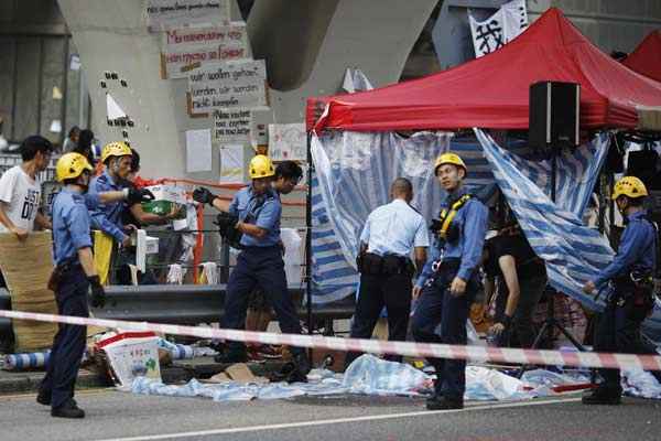 Após retirada de manifestantes, bombeiros retiram tendas