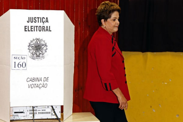 A presidente Dilma Rousseff votou, na manhã deste domingo, na sua zona eleitoral, em Porto Alegre (RS). Antes, ela tomou café com o governador do Rio Grande do Sul Tarso Genro e outras lideranças políticas. Ela volta a Brasília para acompanhar a apuração dos votos