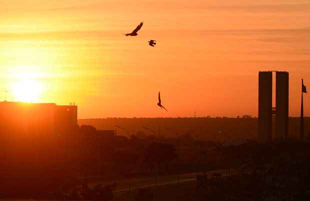 Céu ficará de claro a parcialmente nublado