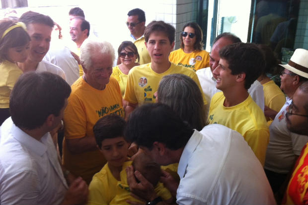 Candidato ao governo de Pernambuco, Paulo Câmara recebe a viúva de Eduardo Campos, Renata Campos, e os filhos para um café da manhã antes de votar