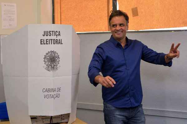 O candidato foi bastante assediado pelos eleitores na porta do local