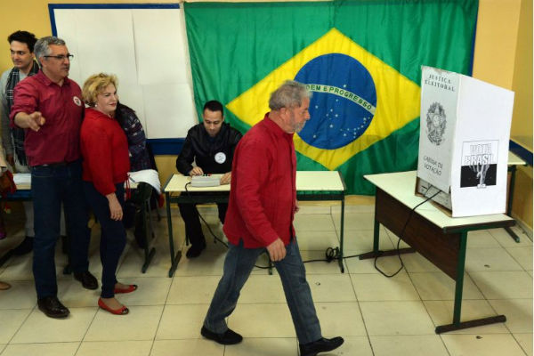 Ex-presidente Luiz Inácio Lula da Silva votou em São Bernardo do Campo acompanhado do candidato ao governo de São Paulo, Alexandre Padilha