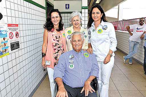 Joaquim Roriz foi com parte da família votar no Núcleo Bandeirante