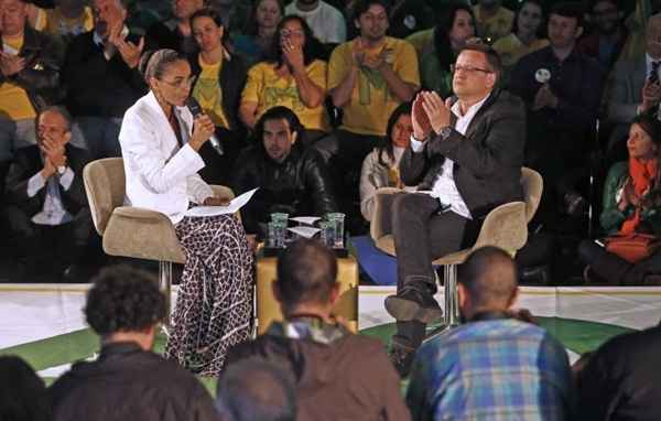 Marina e o vice na chapa do PSB, Beto Albuquerque, no discurso de agradecimento à militância do PSB, em São Paulo: a ex-senadora tende a esperar o partido para tomar uma decisão