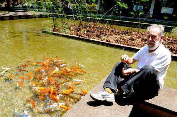 Carlos Alberto é voluntário para alimentar os peixes no laguinho da 308 Sul