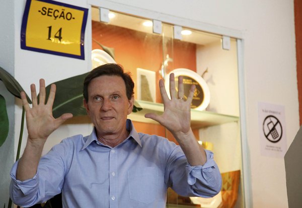 Crivella surpreende e bate o ex-governador Garotinho na briga pela vaga no segundo turno