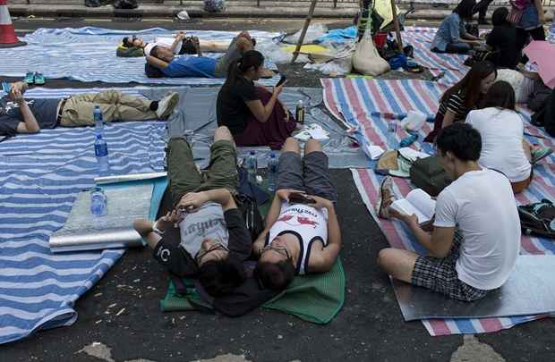 Estudantes acampam pelas ruas da área central de Hong Kong