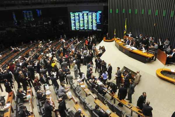 Nas urnas, os eleitores acabaram optando por renovar mais de 40% dos deputados federais