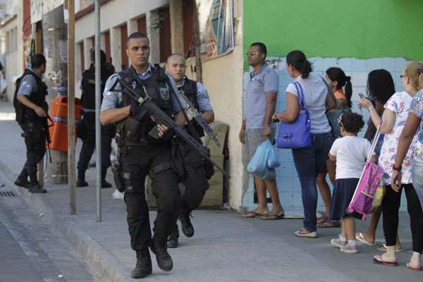 Soldado foi baleado durante tiroteio no Complexo do Lins, no Méier. Vítima tinha 33 anos e deixa dois filhos