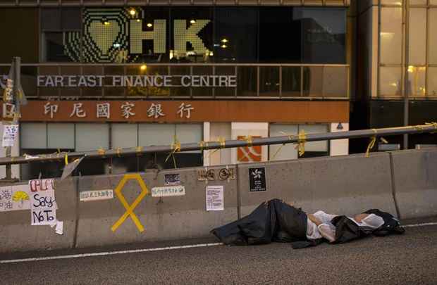 Com protestos há oito dias, manifestante dorme em bloqueio