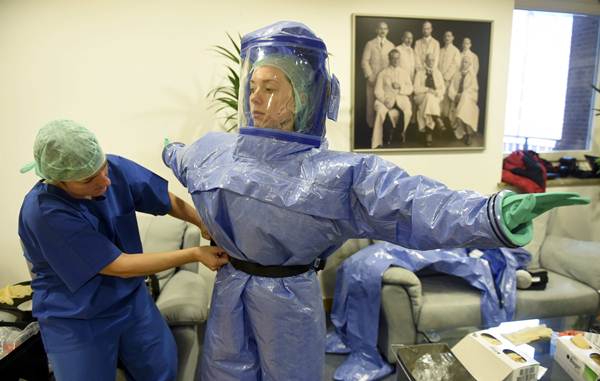 Integrantes do exército alemão, Bundeswehr, preparam voluntários durante curso de enfermagem para lidar com doenças infecciosas no Bernhard-Nocht-Institute, em Hamburgo