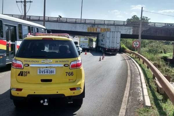 Placa indica que a altura máxima dos veículos é 4m