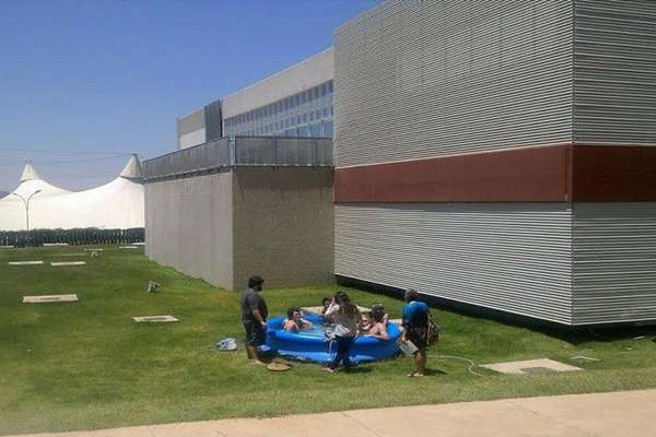 Os estudantes se refrescaram na piscina de plástico