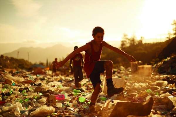 Cena do filme Trash:  história de crianças que vivem no lixo. Uma crítica social sob o ponto de vista da fantasia e da aventura