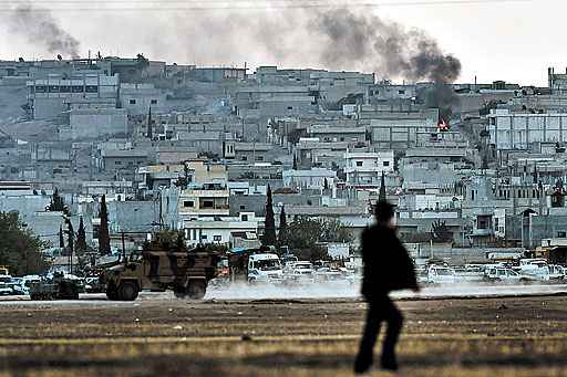 Nuvens de fumaça se elevam do centro de Kobane, cidade síria onde milícias curdas combatem rua a rua com os extremistas sunitas: confrotos ameaçam a segurança do território turco