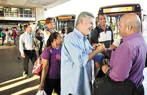 Candidato a governador pelo PSB, Rollemberg retomou as atividades de rua e conversou com eleitores na Rodoviária do Plano Piloto