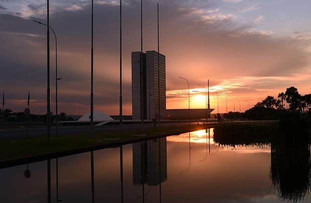 O nascer do sol visto da Esplanada dos Ministérios