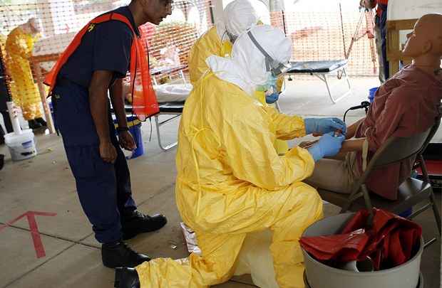 Nos Estados Unidos, médicos fazem um curso de treinamento de segurança contra o vírus ebola