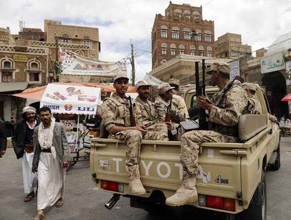 Rebeldes xiitas do exército fazem patrulha no centro de Sanaa