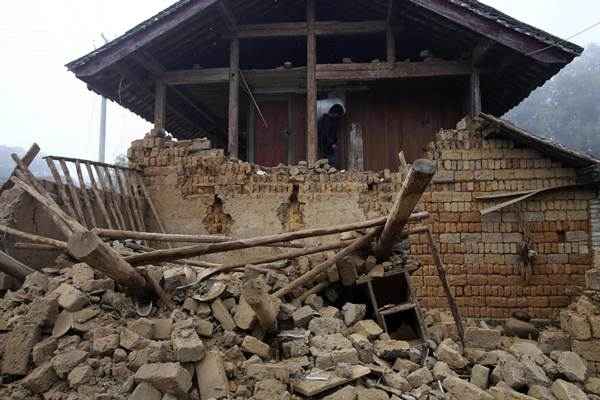 Casa danificada após terremoto que atingiu Yongping, município de Jinggu County