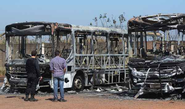 Ontem, dois ônibus foram queimados: prejuízo de, no mínimo, R$ 600 mil