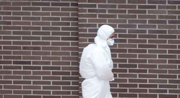 Profissional de saúde com roupa de proteção contra o vírus ebola na Espanha