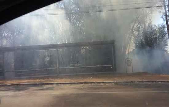 Funcionários de um shopping próximo ao local usaram baldes com água, mas não tiveram sucesso e chamaram os bombeiros