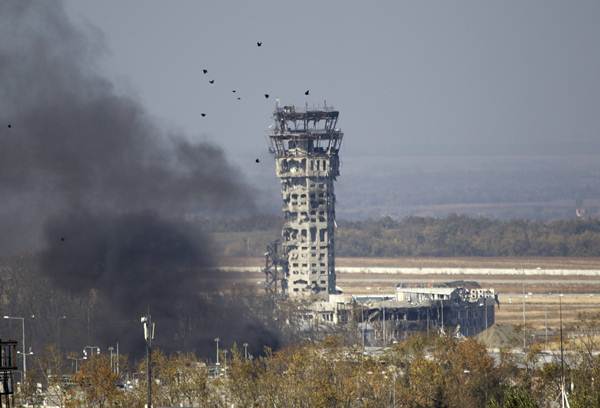 Pássaros voam perto da torre de controle de tráfego do Aeroporto Internacional de Sergey Prokofiev danificada por bombardeio