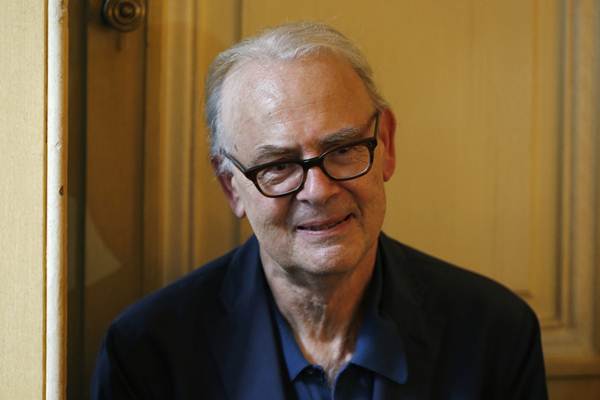 O escritor francês Patrick Modiano em uma conferência de imprensa na editora francesa Gallimard em Paris