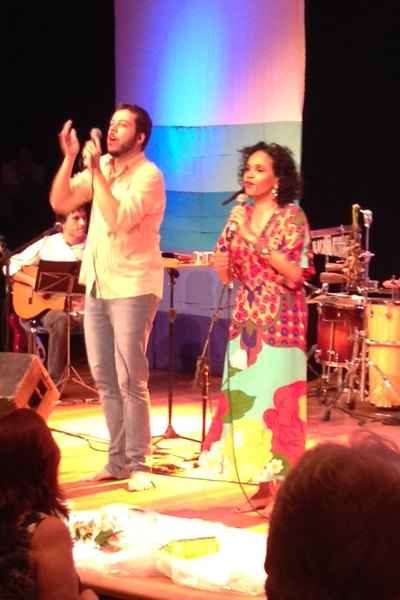 João Cavalcanti e Teresa Cristina terminaram o show ao som de <i>Maracangalha</i>