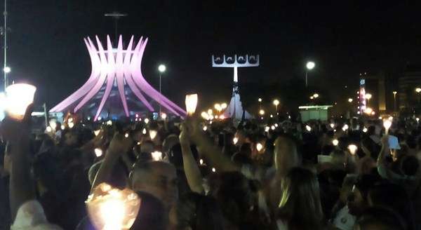 Celebrada por Dom Sérgio da Rocha, missa para Nossa Senhora Aparecida foi seguida de procissão. Agnelo e Rollemberg participaram