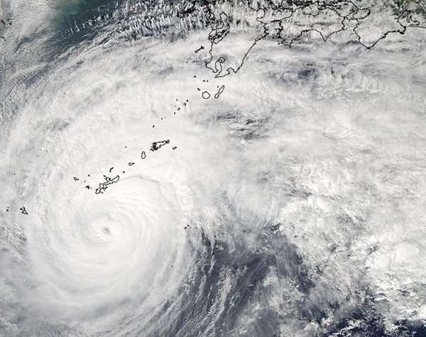 Imagem do Tufão Vongfong no Oceano Pacífico, se aproximando das principais ilhas do Japão em sua viagem para o norte