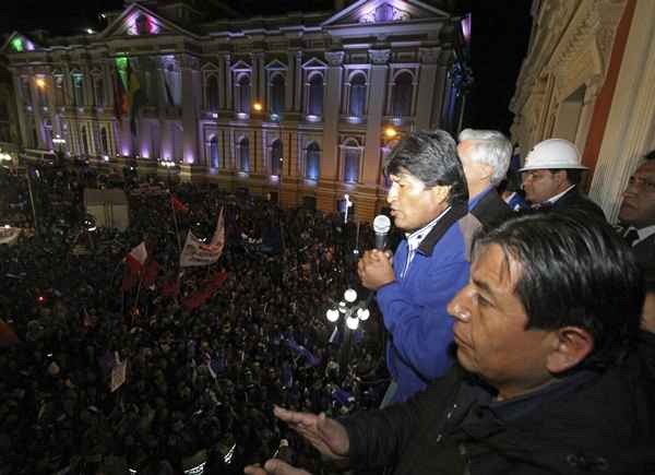 Morales, um grande defensor da folha de coca e crítico dos Estados Unidos, saudou os simpatizantes na Praça Murillo, no centro histórico de La Paz