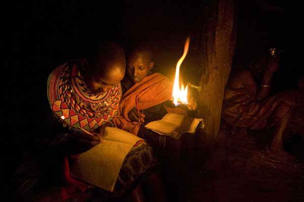 Crianças estudam à noite em uma região sem energia a, aproximadamente, 350 quilômetros ao norte de Nairobi