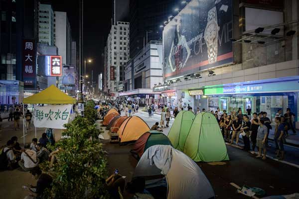 A intervenção ocorre após a polícia desmontar as barricadas no perímetro do principal ponto ocupado pelos manifestantes pró-democracia há duas semanas, no centro de Hong Kong