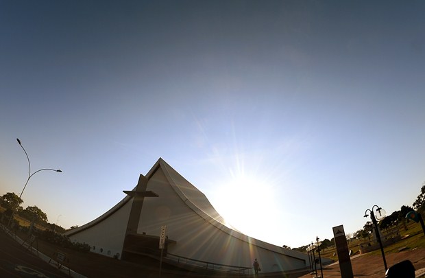 Amanhecer visto da Catedral Militar Rainha da Paz, no Eixo Monumental