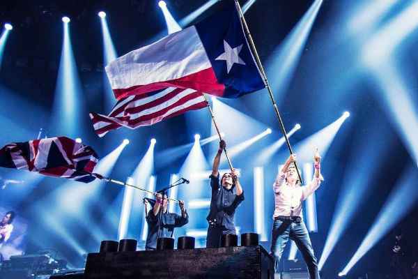 Paul McCartney com bandeira do Texas: show empolgante