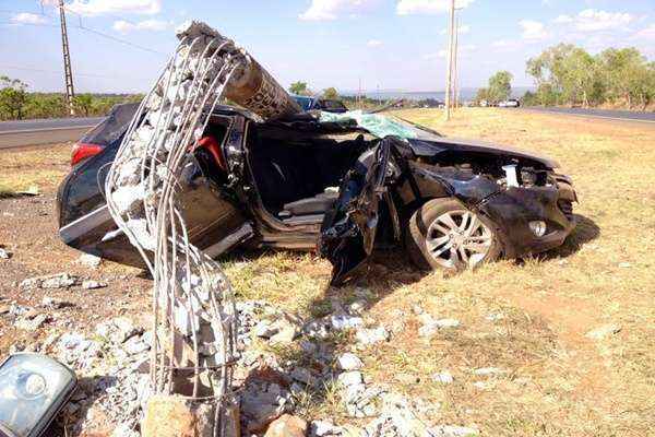 Apesar do estrago no carro, a vítima teve ferimentos leves