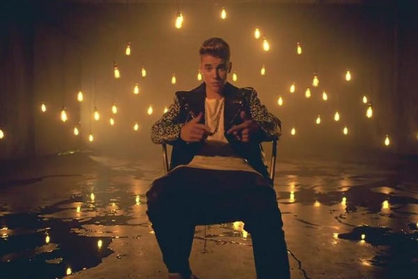 Justin Bieber em cena do clipe de All That Matters