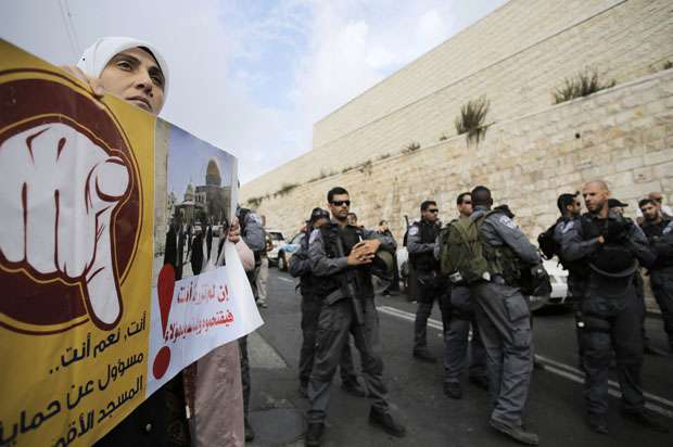 Mulher palestina protesta: Na segunda-feira, policiais israelenses e jovens palestinos entraram em confronto na Esplanada, sagrada tanto para muçulmanos como para judeus.